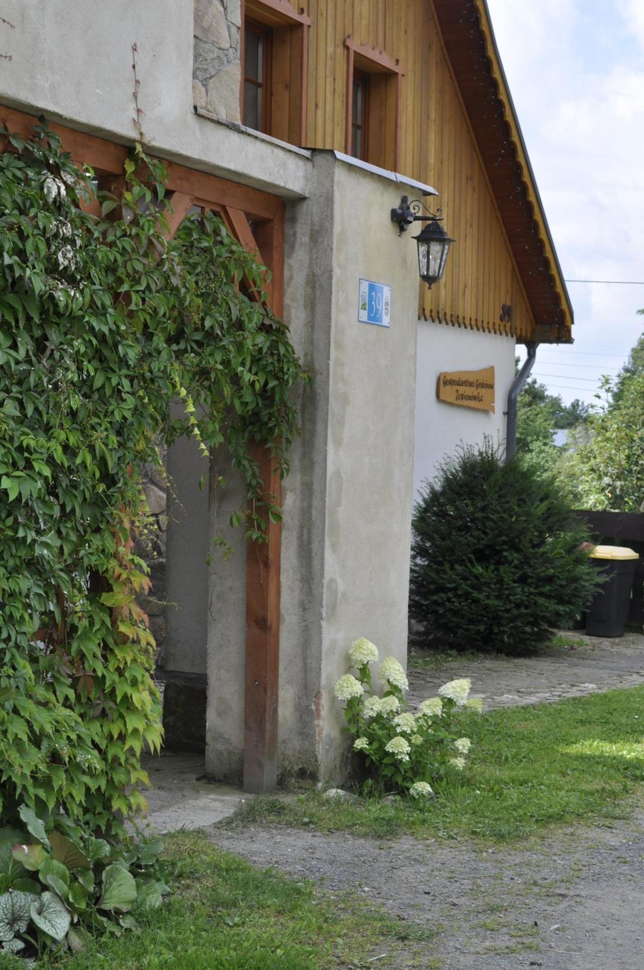 Gospodarstwo Goscinne Jesionowka Фермерський будинок